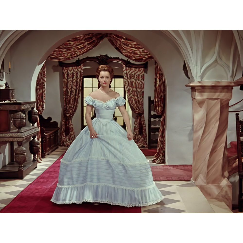 Una mujer con vestido elegante de época en un pasillo decorado, sin relación con sandía.